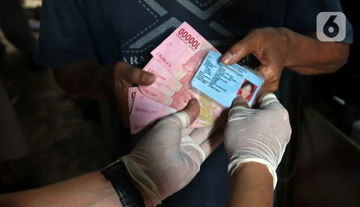 Petugas pos menyalurkan Bantuan Sosial Tunai (BST) kepada warga di kawasan Kebon Jahe, Jakarta Pusat, Rabu (21/7/2021). BST senilai Rp 600 ribu disalurkan untuk dua periode yakni bulan Mei-Juni. (Liputan6.com/Herman Zakharia)