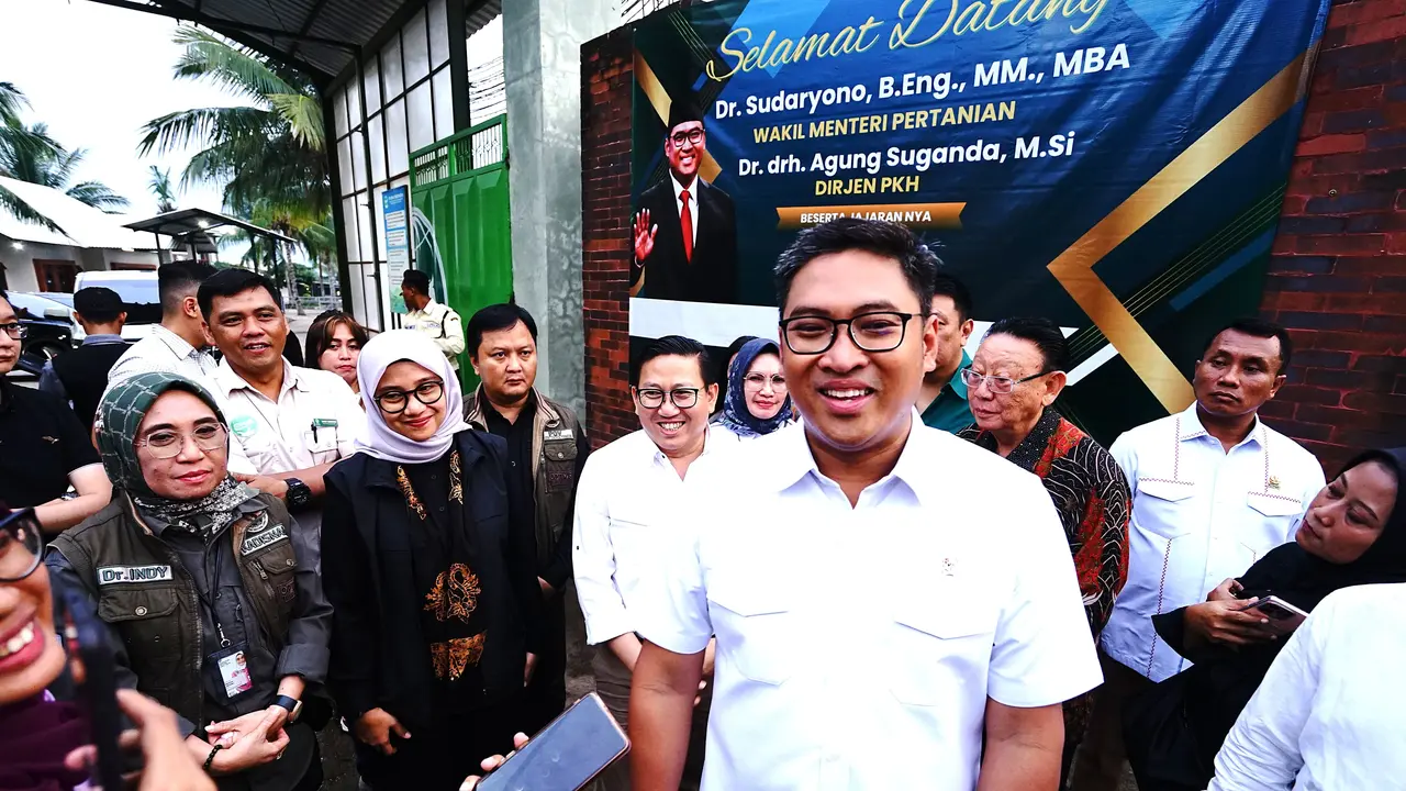 Wakil Menteri Pertanian RI, Sudaryono, memberikan keterangan usai kunker ke peternakan sapi moderen di Licin, Banyuwangi (Istimewa)