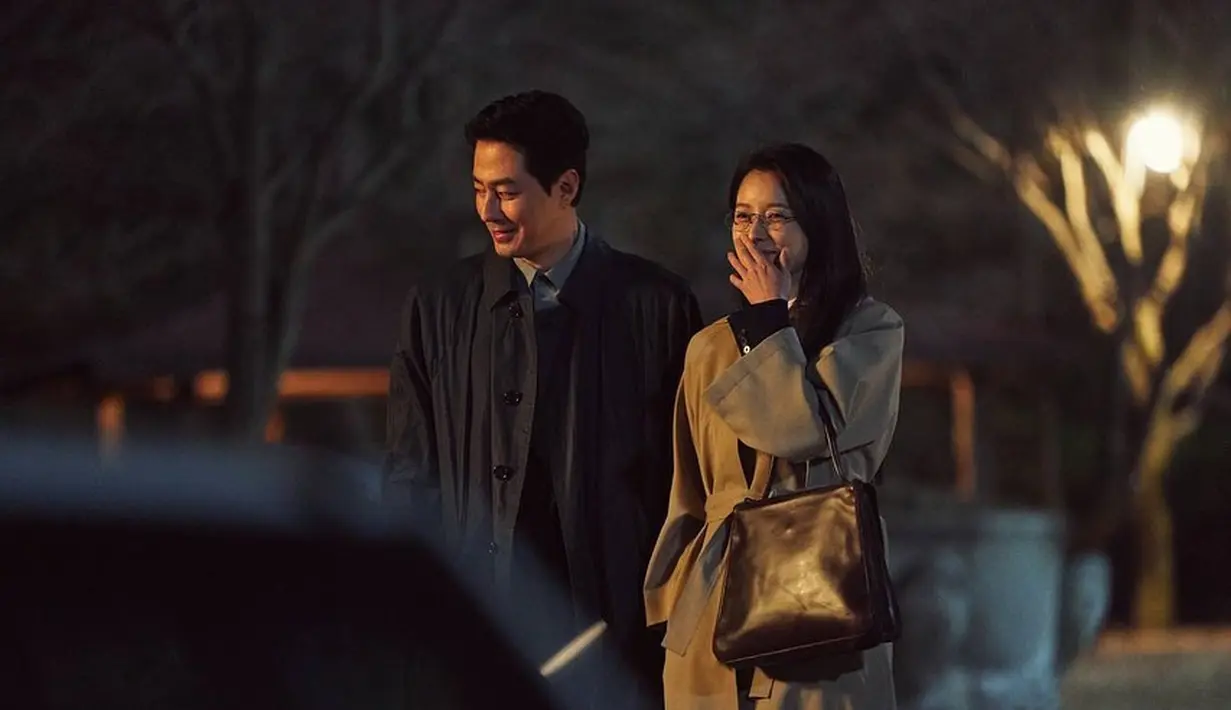 Still cut berikutnya menggambarkan momen Mi Hyun dan Doo Shik yang mulai merasakan emosi halus terhadap satu sama lain saat mereka berjalan berdampingan dengan senyuman.