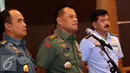 Panglima TNI, Jenderal Gatot Nurmantyo (tengah) bersama Kepala Staf TNI memberi keterangan usai Rapim TNI tahun 2017 di Jakarta, Kamis (19/1). (Liputan6.com/Helmi Fithriansyah)
