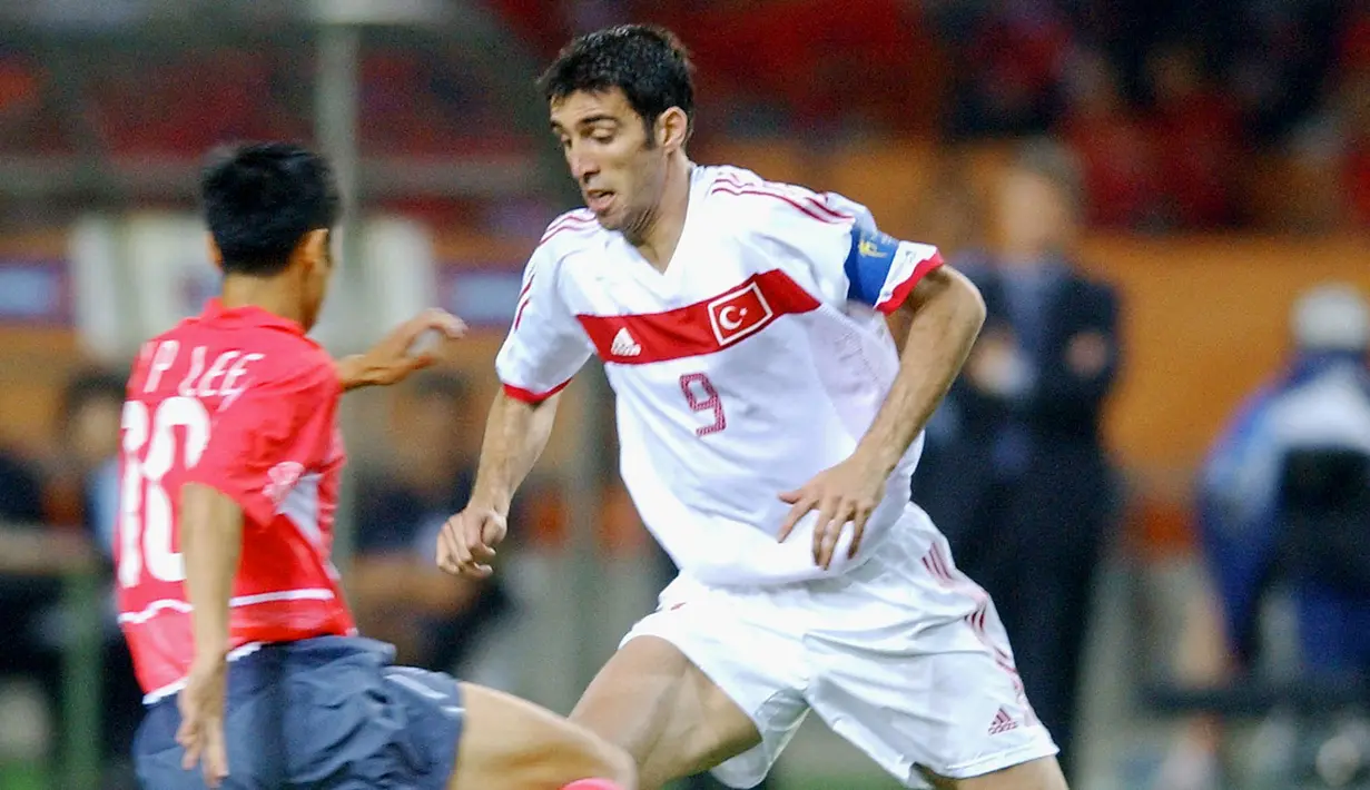 Proses terjadinya gol berawal dari blunder sang kapten Korea Selatan Hong Myung-bo yang ingin memberikan umpan ke penjaga gawang Lee Woon-jae. (AFP/Emmanuel Dunand)