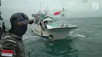 Kapal Sunrise Glory saat ditangkap KRI Sigurot 864 di selat Philips, Batam (7/2). TNI AL berhasil menggagalkan penyelundupan sabu seberat 1 ton yang diangkut kapal ikan berbendera Singapura, MV Sunrise Glory. (Liputan6.com/HO/Armabar TNI AL)