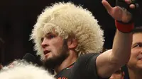 Khabib Nurmagomedov memberikan keterangan setelah menang melawan Dustin Poirier dalam pertarungan UFC 242 di Mal Yas di Abu Dhabi, Uni Emirat Arab (7/9/2019).Ini merupakan kemenangan Khabib Nurmagomedov setelah mengalahkan Conor McGregor, 6 Oktober 2018. (AP Photo/ Mahmoud Khaled)