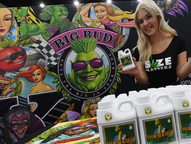 Haley Hudson mempromosikan pupuk untuk menanam ganja di stan pameran Kongres Ganja Internasional di LA, California (27/9). Kongres menyatukan visi antara pemasok, investor, medis, regulator pemerintah, hukum, dan pengusaha. (AFP Photo / Mark Ralston)