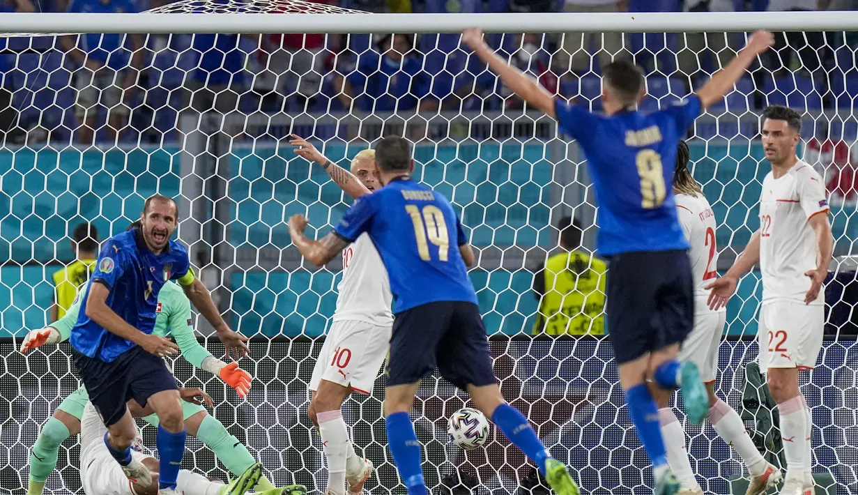 Bek Giorgio Chiellini sempat mencetak gol pada menit ke-19 melalui sepakannya, namun dianulir oleh VAR karena terlebih dulu terjadi handball. (Foto: AP/Pool/Alessandra Tarantino)