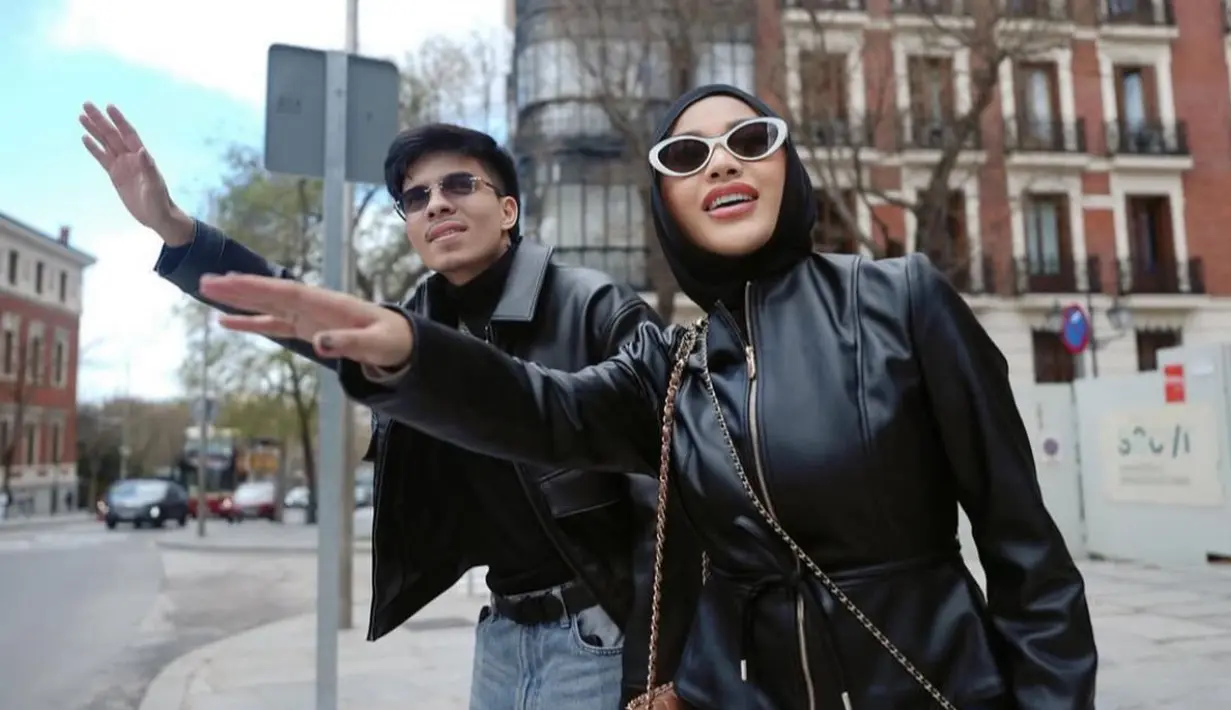 <p>6 Gaya Edgy Aurel Hermansyah Saat Liburan di Madrid, Hijab Look-nya Bikin Kagum!</p>