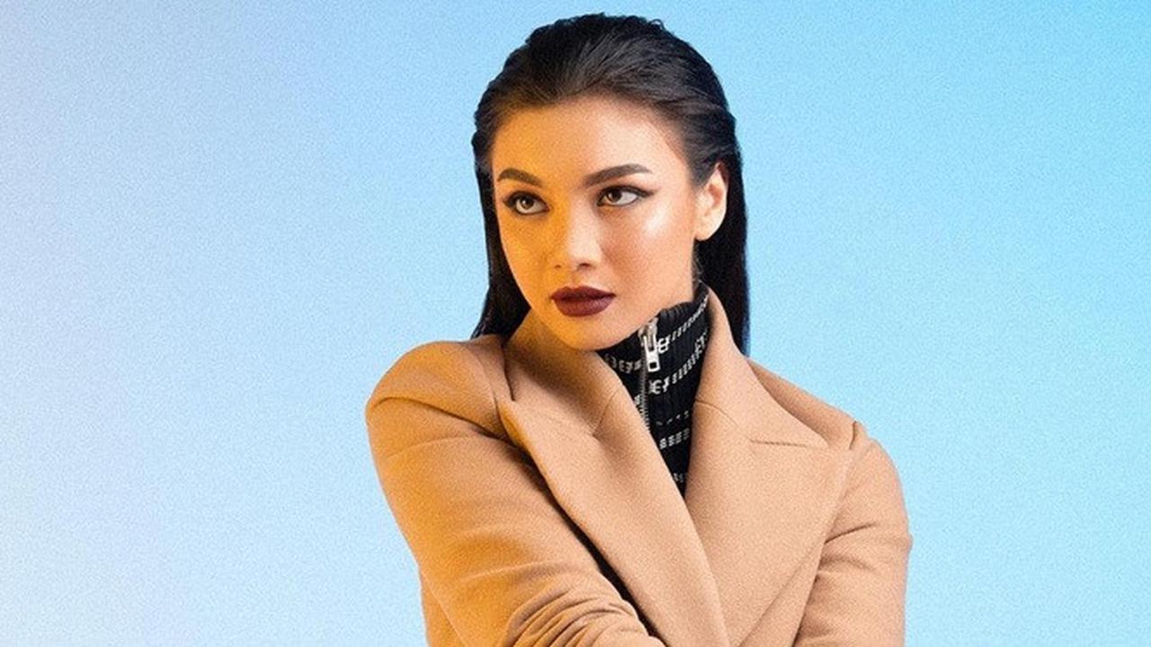 7 Gaya Pemotretan Angela Gilsha dalam Tema Classe Confidentiel, Memesona