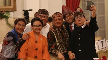 Sejumlah menteri Kabinet Kerja mengenakan pakaian adat nusantara pada Peringatan Konferensi Asia Afrika (KAA) 2017 di Istana Negara, Jakarta, Selasa (18/4). Peringatan KAA kali ini mengangkat tema 'Keberagaman Indonesia'. (Liputan6.com/Angga Yuniar)