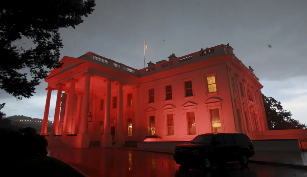 Cahaya warna pink menghiasi Gedung Putih sebagai tanda dukungan atas kewaspadaan bahaya kanker payudara, Washington, Jumat (9/10/2015). Tiap tahunnya di bulan Oktober, ditetapkan sebagai bulan kewaspadaan atas kanker payudara. (REUTERS/Yuri Gripas)