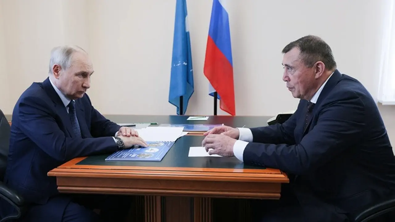 Presiden Rusia Vladimir Putin (kiri) mendengarkan Gubernur Wilayah Sakhalin Valery Limarenko saat berkunjung ke Kurilsk, Pulau Iturup, pulau terbesar di Kepulauan Kuril, Rusia, Kamis (13/8/2026).