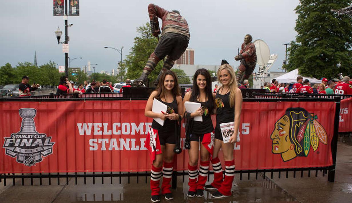 Ice Girls dari Chicago Blackhawks berfoto sebelum beraksi dalam pertandingan National Hockey League (NHL) di Chicago. (Chicago Blackhawks.nhl.com)