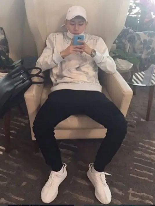 Tersiar kabar lagu ciptaan Zico yang berjudul “Flower Road” dan dinyanyikan oleh suara merdu Kim Se jung ini akan dirilis pada 23 November mendatang. (Instagram/w_zico)