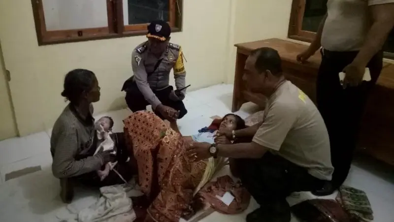 Seorang ibu muda di NTT, Susila Watiuma (27) terpaksa melahirkan di Pos Polisi. (Foto: Liputan6.com/Ola Keda)