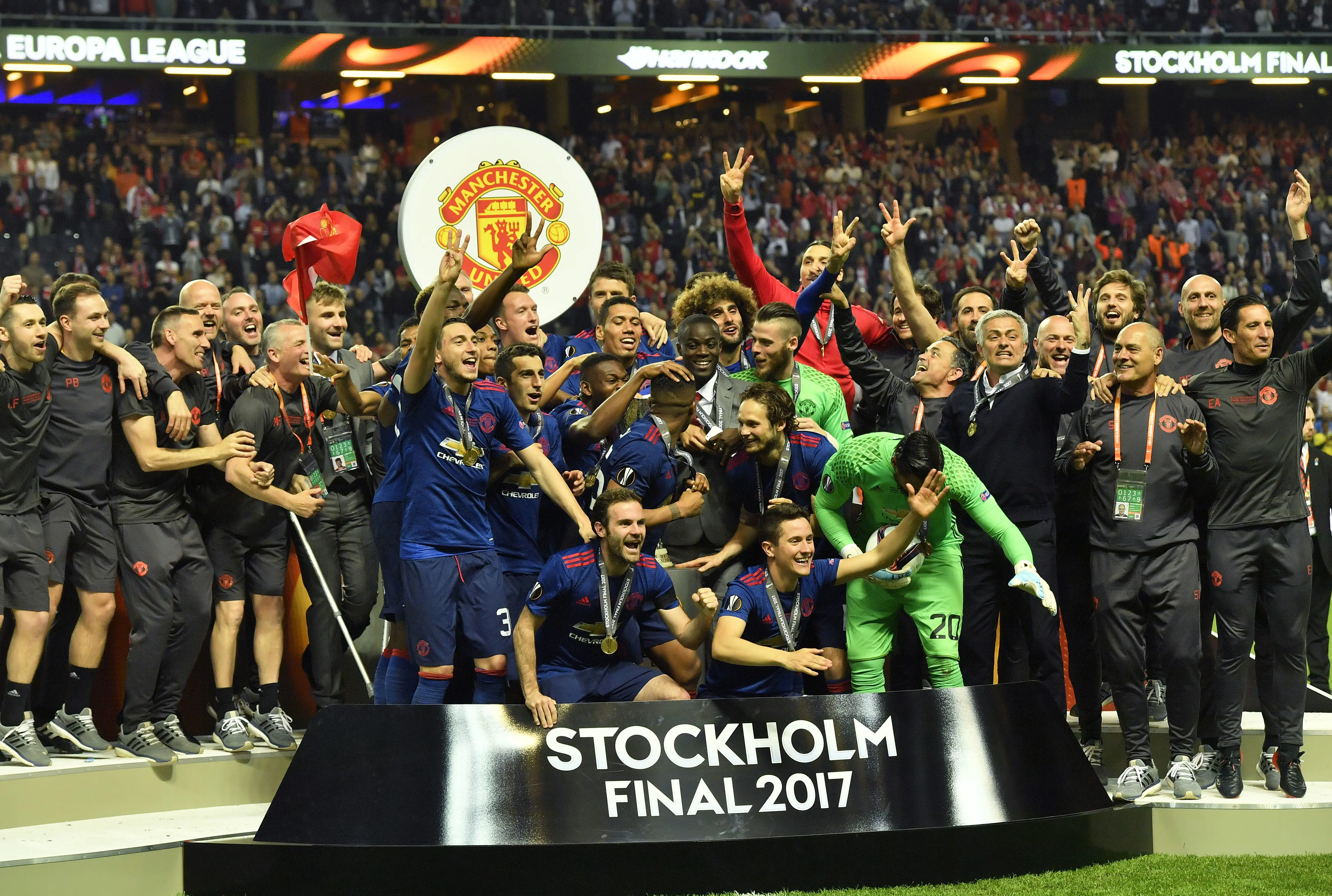 Skuad Manchester United saat menjuarai Liga Europa setelah mengalahkan Ajax Amsterdam 2-0 di Friends Arena, Stockholm. (AP Photo)