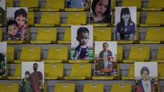 Sejumlah papan berwajah para fans Arema FC terlihat saat laga pekan kesebelas BRI Liga 1 2021/2022 antara Arema FC melawan Persebaya Surabaya di Stadion Manahan, Solo, Sabtu (06/11/2021). (Bola.com/Bagaskara Lazuardi)