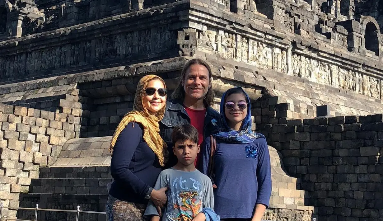 Masih dalam obrolan yang tayang dua tahun silam, penyanyi  asal Denmark itu juga tulus mencintai anak-anak Ayu.  Vokalis band White Lion itu juga tak pernah memaksa Ayu Azhari menetap di Denmark. Selain itu juga saling percaya saat menjalin hubungan LDR. [Instagram/ayukhadijahazhari]