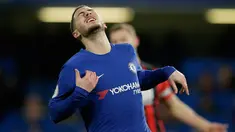 Pemain Chelsea, Eden Hazard bereaksi saat menjamu Bournemouth pada laga pekan ke-25 Premier League 2017-2018 di Stamford Bridge, Rabu (31/1). Chelsea menderita kekalahan telak 0-3 dari tamunya Bournemouth. (AP /Tim Ireland)