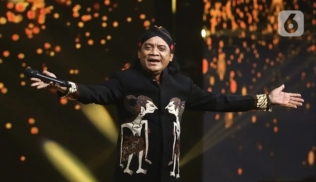 Penampilan penyanyi campursari Didi Kempot dalam Shopee 12.12 Birthday Sale di kawasan Kebon Jeruk, Jakarta, Kamis (12/12/2019). Pria yang dijuluki The Godfather of Broken Heart tersebut membawakan lagu Pamer Bojo, Sewu Kutho, Bayu Langit, dan lain-lain. (Fimela.com/Bambang E. Ros)