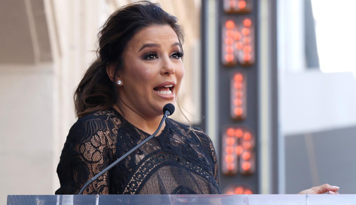 Aktris Eva Longoria memberikan sambutan saat acara penghargaan Hollywood Walk of Fame di Los Angeles, Senin (16/4). Aktris serial TV 'Desperate Housewives' itu merupakan penerima bintang ke-2.634 di kategori Televisi (Willy Sanjuan/Invision/AP)