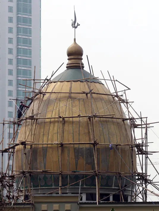 Aktivitas pekerja saat melakukan perawatan kubah masjid di salah satu masjid kawasan Setiabudi, Jakarta, Rabu (16/5). Perawatan tersebut dilakukan untuk menyambut bulan Ramadan 1439 Hijriah. (Liputan6.com/Arya Manggala)