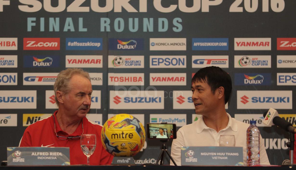 Alfred Riedl dan Nguyen Huu Thang terlihat bercanda saat mengikuti press conference jelang Semifinal AFF Cup 2016 di Aston Hotel, Sentul, (2/12/2016). (Bola.com/Nicklas Hanoatubun)