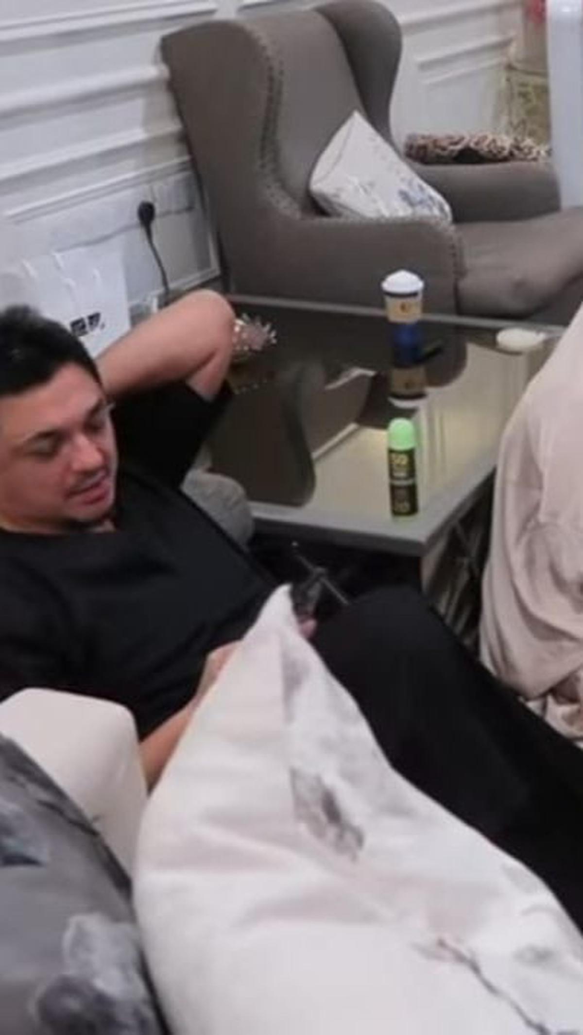 Terlihat juga interior-interior mewah di ruang tamu. Tampak juga Engku Emran dan keluarga sedang mengaji di ruangan tersebut.

(foto :youtube.com/athisha khan)