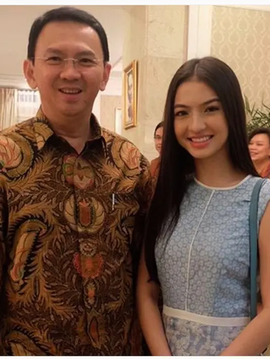 Beberapa artis yang hadir diacara makan malam diantaranya Raline Syah. "Ngobrol seru dengan Gubernur DKI Jakarta Pak Ahok" tulis Raline Syah di akun Instagramnya. (Bintang.com/raline_shah)