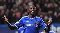 Ramires mencetak satu gol saat bersama Chelsea melawan Indonesian All-Star pada tour The Blues 25 Juli 2013 di Stadion Gelora Bung Karno, Jakarta. Chelsea menang telak 8-1. (AFP/Carl Court)