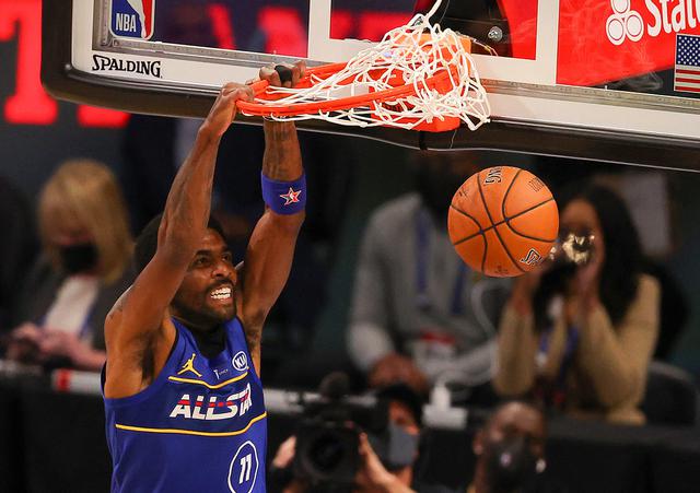 Kyrie Irving beraksi saat NBA All-Star 2021 (AFP/TIMOTHY A. CLARY)