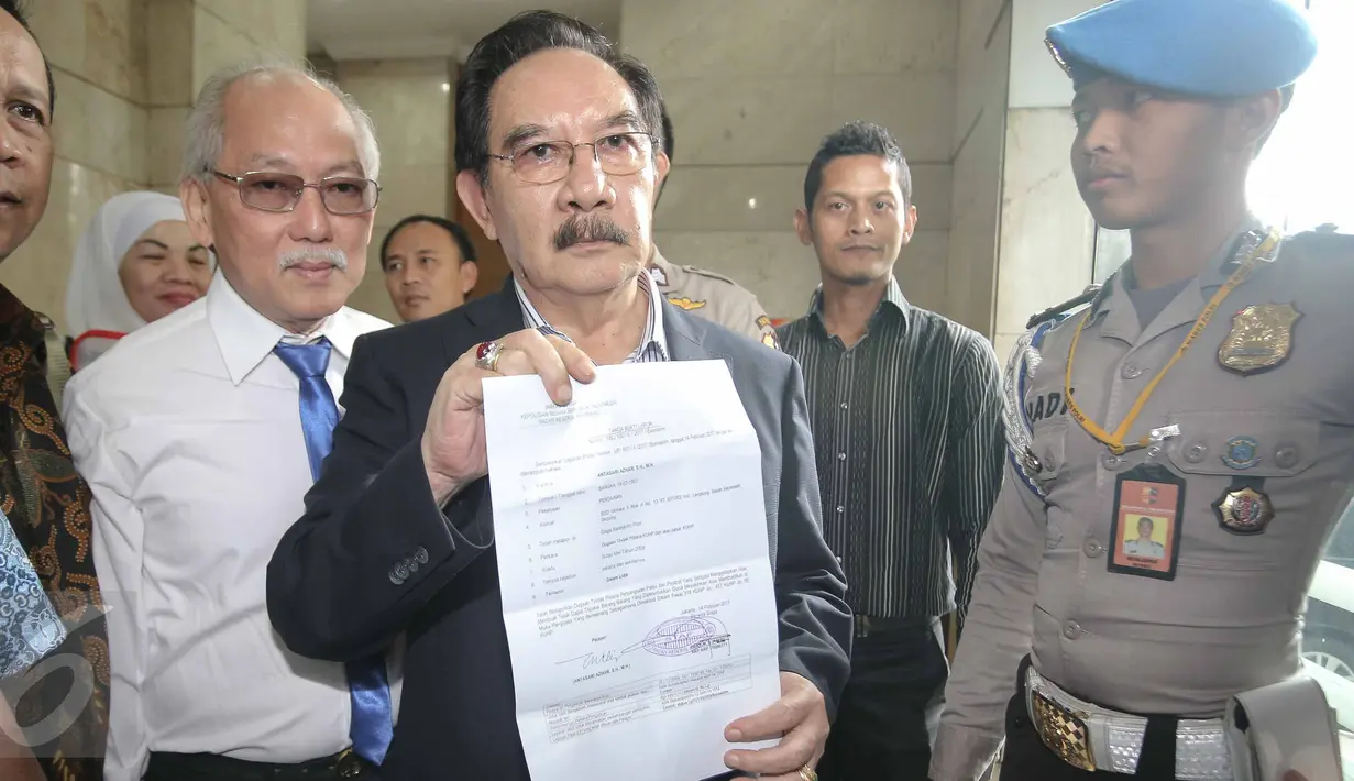 Mantan Ketua KPK Antasari Azhar menunjukkan surat laporan ketika melaporkan dugaan kriminalisasi terhadap dirinya ke Bareskrim Polri, Jakarta, Selasa (14/2). Antasari menyebut dikriminalisasi terkait pembunuhan Nasrudin Zulkarnaen. (Liputan6.com)