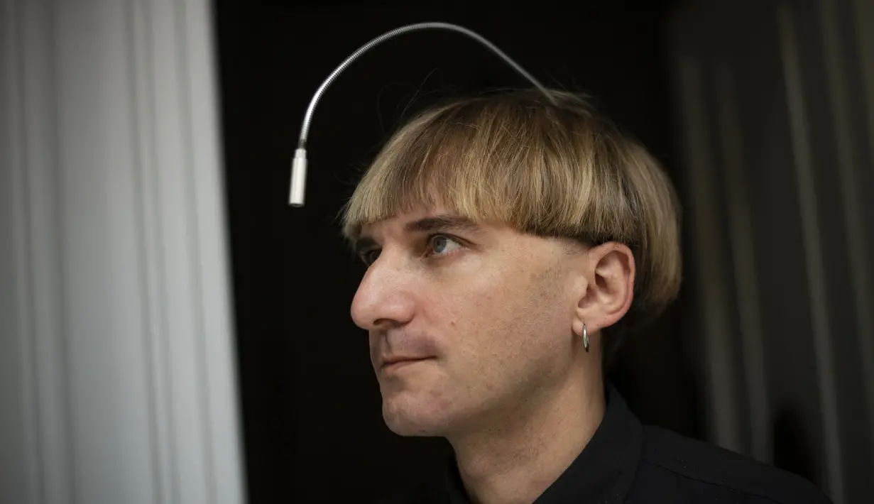 Artis cyborg Inggris-Irlandia kelahiran Spanyol dan aktivis transpesi Neil Harbisson, berpose di Mataro dekat Barcelona pada 23 September 2021. Neil Harbisson terkenal sebagai orang pertama di dunia yang memasang antena di tengkoraknya. (Josep LAGO / AFP)