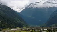 Terowongan itu dibangun dengan panjang 57 kilometer dan terletak sedalam 2.3 kilometer di bawah Pegunungan Alpa, Swiss.