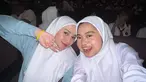 Di lain sisi, wanita berhijab ini ternyata masih muda, Nadzira Shafa kini masih berusia 23 tahun. Menariknya, jarak pernikahan Nadzira Shafa dengan masa SMA tak terlalu jauh. Inilah potretnya bersekolah yang tak jauh berbeda. (Liputan6.com/IG/@enazirashf_)