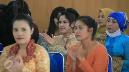Mary Jane Fiesta Veloso (tengah) saat mengkuti perayaan hari kartini di Lapas Wirogunan,Yogyakarta, (23/4). Mengenakan kebaya berwarna putih, Mary tampak ceria mengikuti kegiatan yang diadakan di Lapas Wirogunan. (Boy Harjanto)