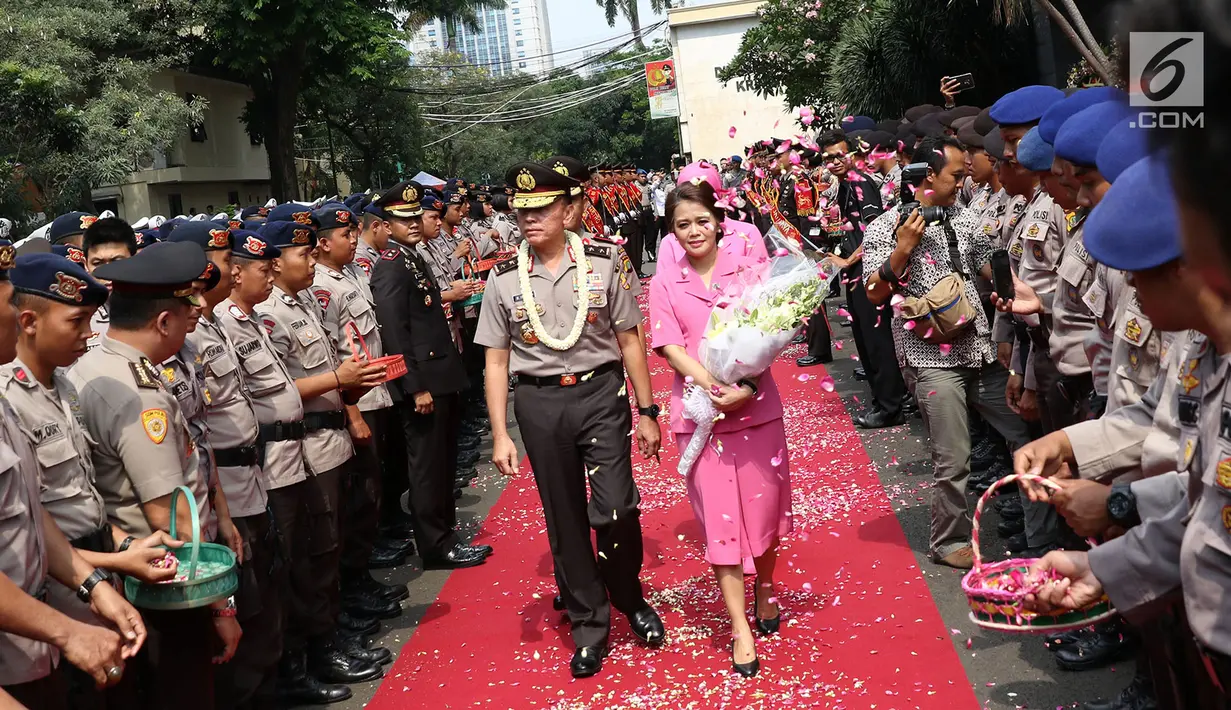 Mantan Kapolda Metro Jaya Irjen M. Iriawan didampingi istri diantar Kapolda Metro Jaya Irjen Idham Azis saat meninggalkan Polda Metro Jaya dalam acara pisah sambut, Jakarta, Rabu (26/7). (Liputan6.com/Immanuel Antonius)