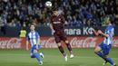 Striker Barcelona, Luis Suarez, menyundul bola saat pertandingan melawan Malaga pada laga La Liga di Stadion La Rosaleda, Sabtu (10/3/2018). Malaga takluk 0-2 dari Barcelona. (AP/M.Pozo)