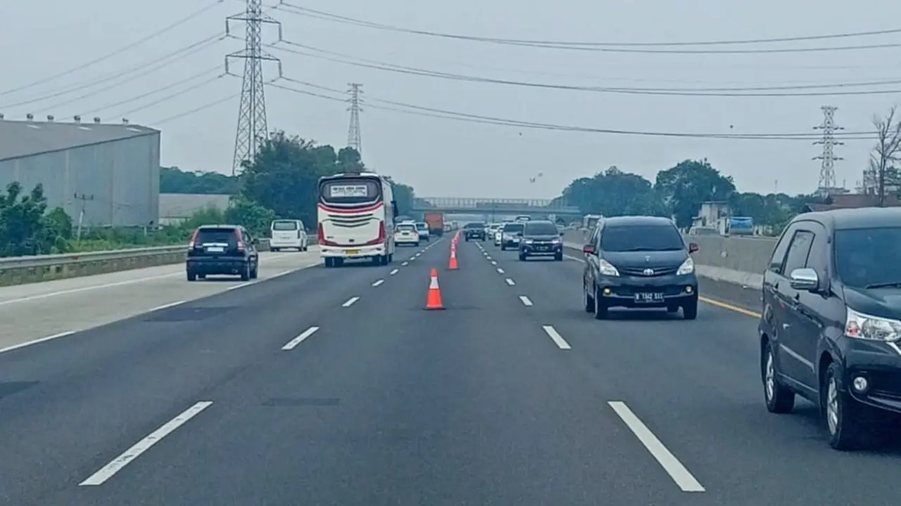 Jelang arus balik periode Hari Raya Idulfitri 1445H/Tahun 2024, PT Jasa Marga (Persero) Tbk siap mendukung pelaksanaan rekayasa lalu lintas yang merupakan diskresi Kepolisian. Salah satunya kebijakan contra flow (Tim Humas Jasa Marga)