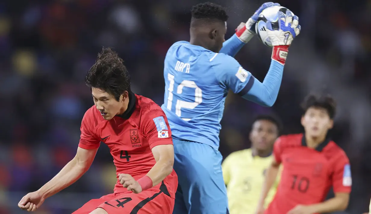 Pemain Korea Selatan U-20, Choi Seok-hyun, duel udara dengan kiper Ekuador, Gilmar Napa, pada laga babak 16 besar Piala Dunia U-20 di Stadion Santiago del Estero, Kamis (1/6/2023). Korea menang dengan skor 3-2. (AP Photo/Nicolas Aguilera)