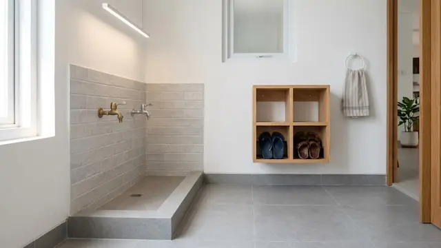 Tempat Wudhu dengan Rak Sandal di Dinding