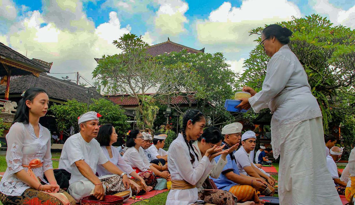 Perayaan Galungan, bagi umat Hindu Bali, merupakan momen penting untuk mengucap syukur kepada Tuhan Yang Maha Esa (Ida Sang Hyang Widhi Wasa) atas penciptaan alam semesta dan segala isinya. Tampak dalam foto, umat Hindu melakukan sesi persembahyangan Hari Raya Galungan di Pura Amerta Jati, Cinere, Jakarta Selatan, Rabu (19/11/2025). (merdeka.com/Arie Basuki)