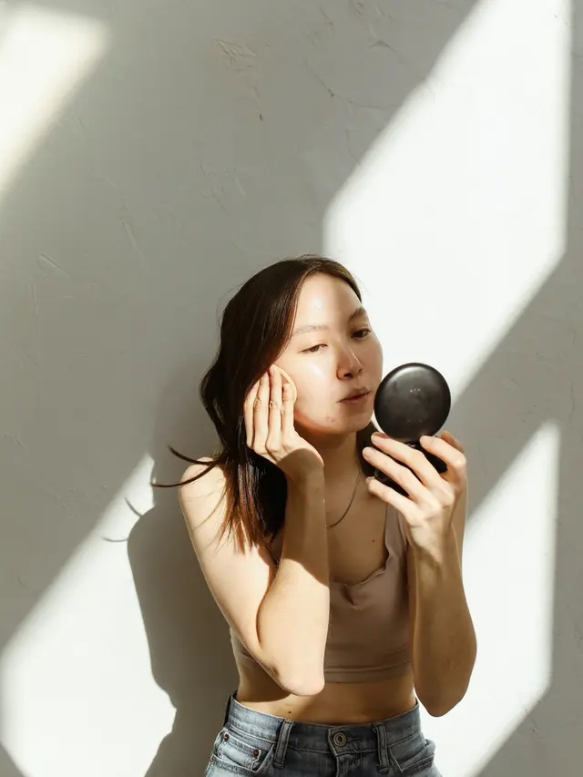 4. Cek pada pencahayaan natural