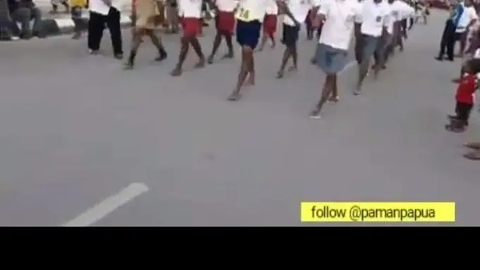 [Bintang] Lomba Gerak Jalan Cowok-cowok Papua Ini Kok Bikin Sakit Perut Ya?