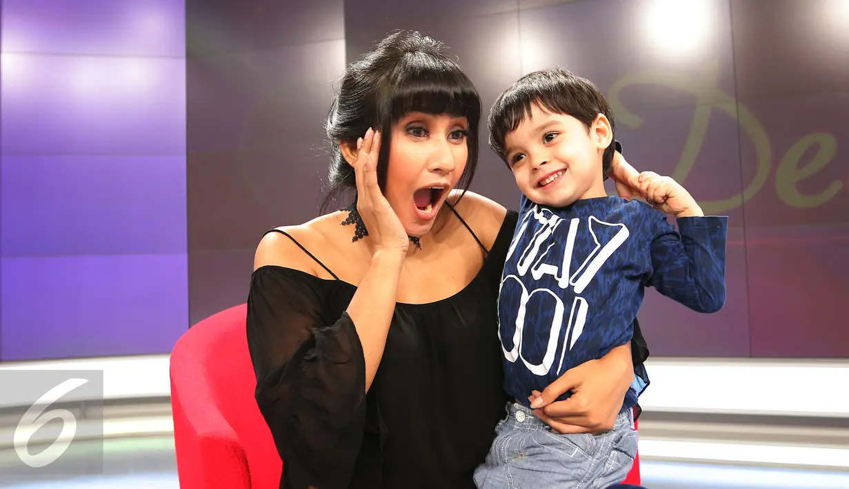 Nathan menemani mama tercinta berpose di Dear Haters, Jakarta, Kamis (31/3/2016). (Liputan6.com/Angga Yuniar)