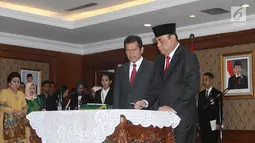 MenPAN RB yang baru Komjend Pol Syafruddin (kanan) menandatangani sertijab di Kantor Kementerian PANRB, Jakarta, Rabu (15/8). Komjen Pol Syafruddin resmi menggantikan Asman Abnur. (Liputan6.com/Fery Pradolo)