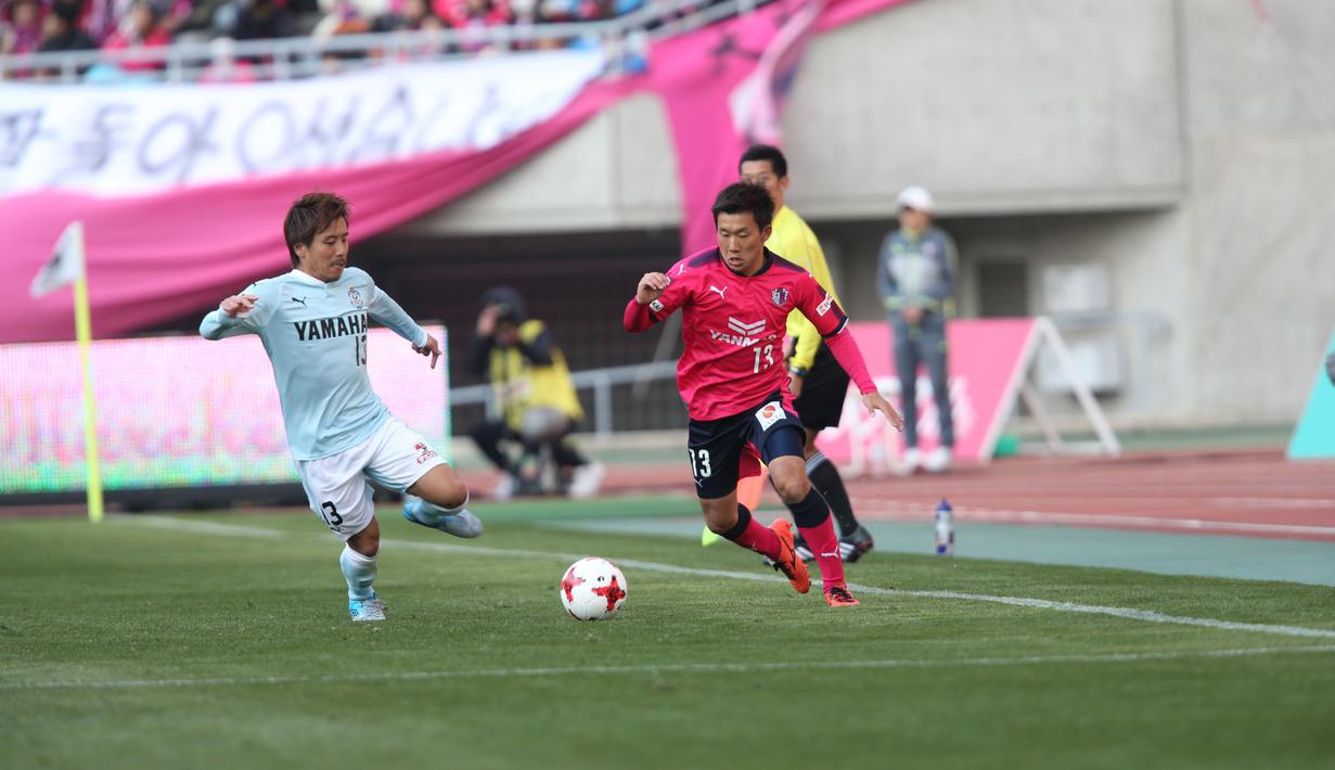 Kembali dari masa peminjaman, Mitsuru Maruoka akhirnya menjalani debut bersama tim utama Cerezo Osaka di J1 League pada awal musim 2016. Hingga tengah musim 2017 ia total bermain 11 kali untuk Cerezo Osaka, termasuk empat laga di J1 League dengan torehan satu assist dengan waktu bermain selama 140 menit. (J.LEAGUE)