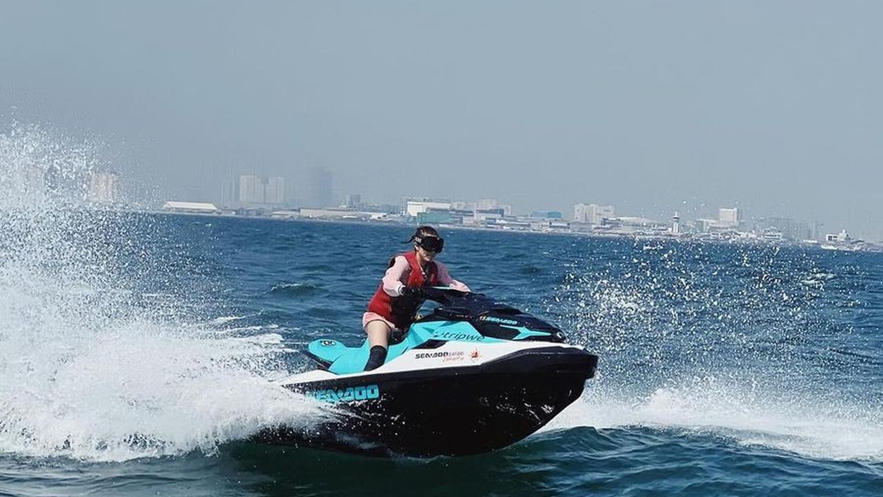 Bagikan Momen Saat Naik Jet Ski