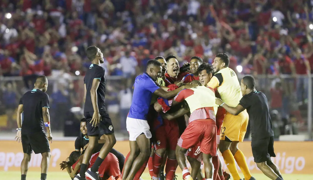 Para pemain Panama merayakan keberhasilannya lolos untuk pertama kali nya ke Piala Dunia setelah mengalahkan Kosta Rika di Stadion Rommel Fernández, Selasa (10/10/2017). Panama menang 2-1 atas Kosta Rika. (AP/Arnulfo Franco)