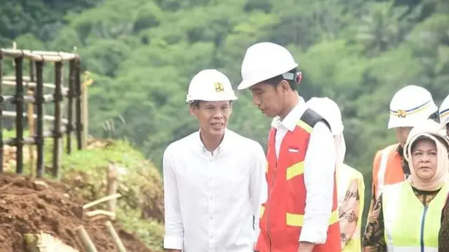 Jaro Ade saat menemani Jokowi dalam sebuah acara. (Ist)