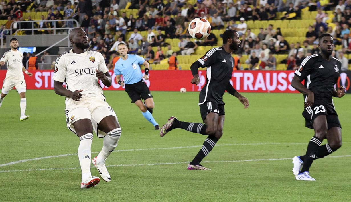 Pemain AS Roma, Romelu Lukaku (kedua kiri) berusaha mengejar bola pada laga Grup G Liga Europa 2023/2024 melawan Sheriff Tiraspol di Bolshaya Sportivnaya Arena, Tiraspol, Moldova, 21 September 2023. (AP Photo/Aurel Obreja)