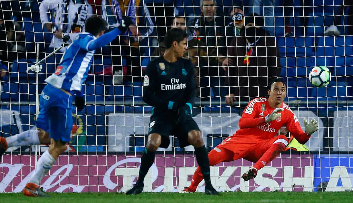 Pemain Espanyol Gerard Moreno berhasil mencetak gol ke gawang Real Madrid pada pertandingan pekan ke-26 La Liga, di Stadion RCDE, Barcelona, Selasa (27/2). Real Madrid harus menyerah dari Espanyol dengan skor akhir 0-1. (AP/Manu Fernandez)